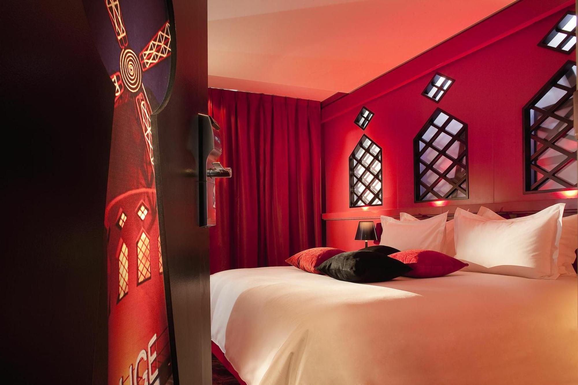 Double Room Moulin Rouge Jacuzzi round bed