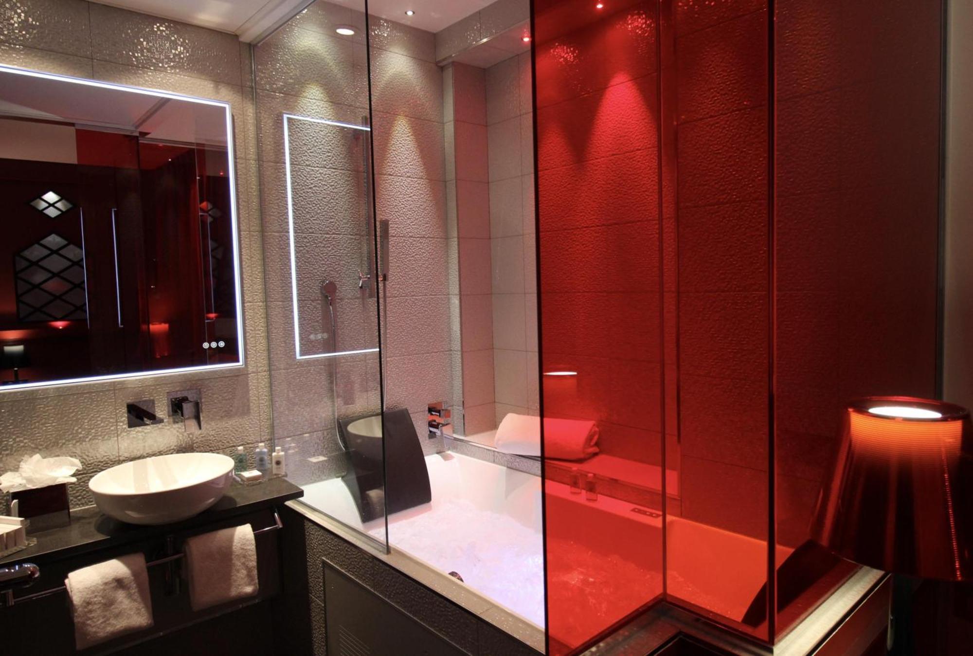 Double Room Moulin Rouge Jacuzzi round bed