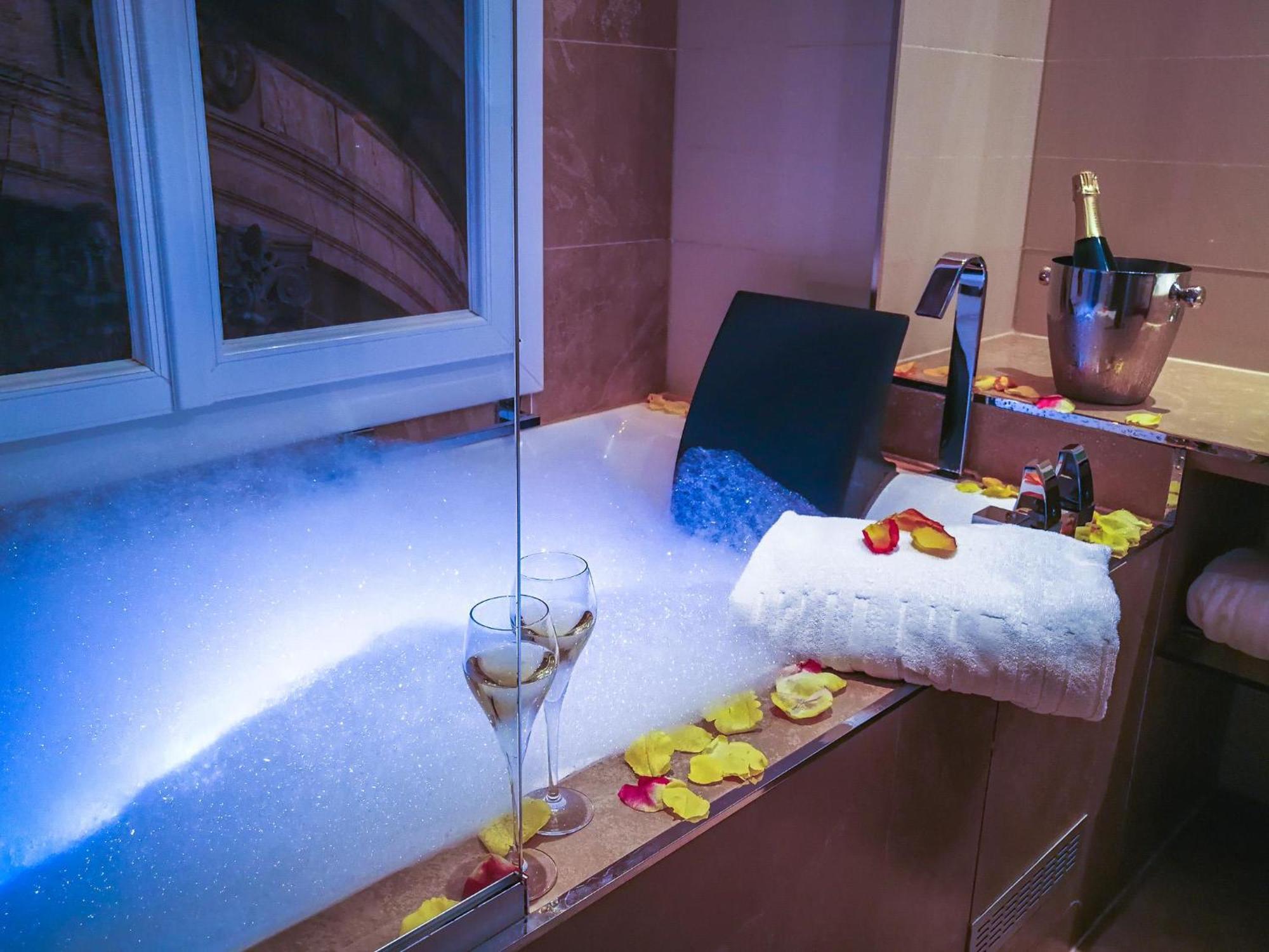 Double Room Atelier d'Artiste Jacuzzi round bed